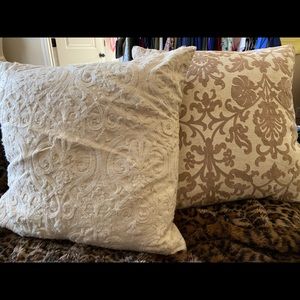 Pair of decorative pillows